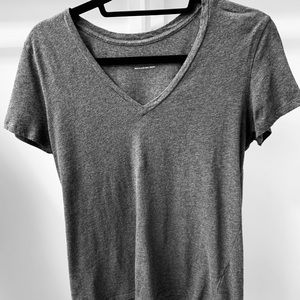 Everlane Gray v-neck short sleeved Large